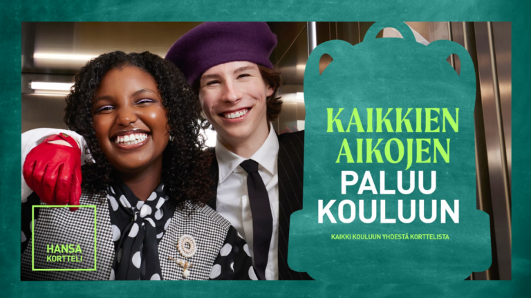 Kaksi hymyilevää nuorta poseeraa mainoksessa; oikealla teksti 'KAIKKIEN AIKOJEN PALUU KOULUUN'.